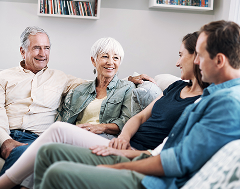 Couple parlant des soins rénaux et de la dialyse